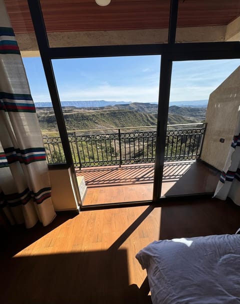 Balcony/Terrace, Bedroom, Mountain view