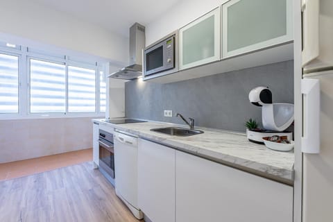 797 HOLIDAY RENTALS - Piso reformado con amplia terraza Carihue Apartment in Torremolinos