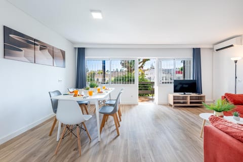 797 HOLIDAY RENTALS - Piso reformado con amplia terraza Carihue Apartment in Torremolinos