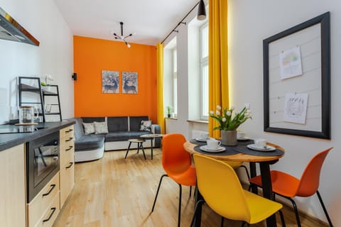 Kitchen or kitchenette, Living room, Seating area, Dining area