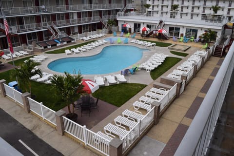 Day, Pool view
