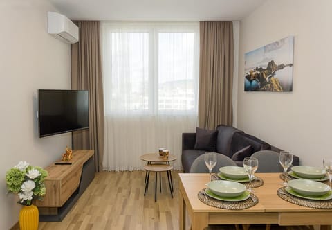 TV and multimedia, Living room, Seating area, Dining area