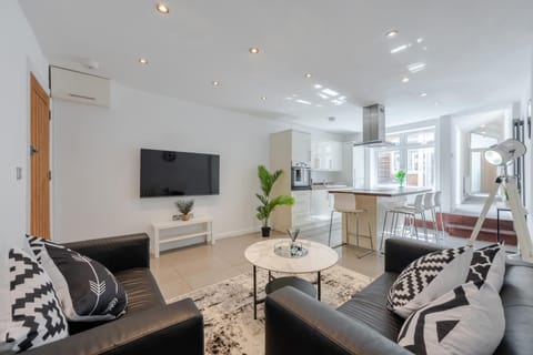 Communal lounge/ TV room, TV and multimedia, Kitchen or kitchenette, Living room, Seating area, Dining area, Evening entertainment