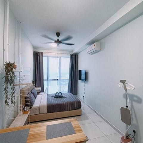 Bed, TV and multimedia, Photo of the whole room, Bedroom, fireplace, air conditioner
