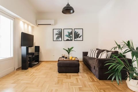 Communal lounge/ TV room, TV and multimedia, Living room, Seating area, Evening entertainment, air conditioner
