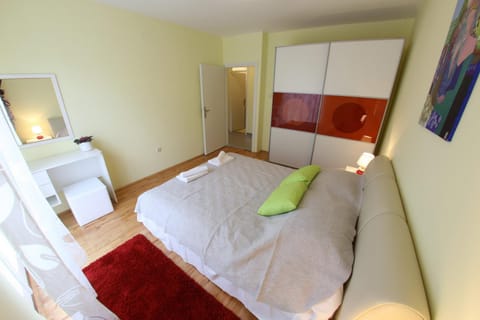 Bed, Bedroom, Garden view