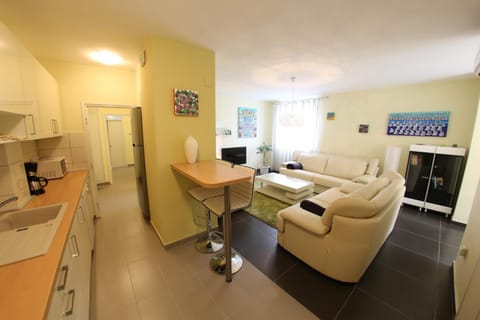 Coffee/tea facilities, Kitchen or kitchenette, Living room, Seating area