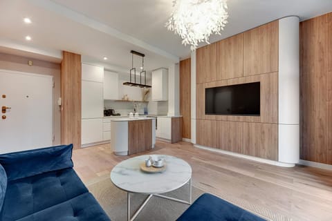 TV and multimedia, Kitchen or kitchenette, Living room, Seating area, Dining area