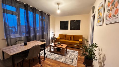 TV and multimedia, Living room, Seating area, Dining area