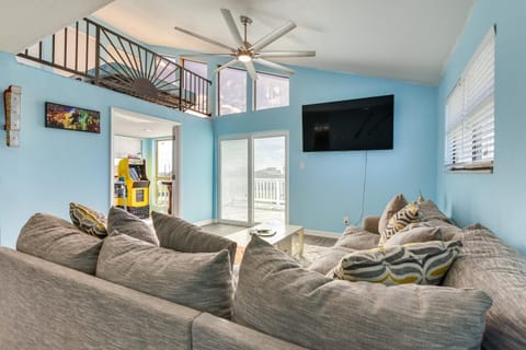 Walk to Beach Family-Friendly Galveston Home! House in Galveston Island