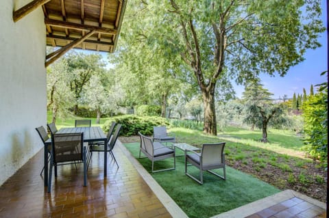 Property building, Balcony/Terrace, Living room