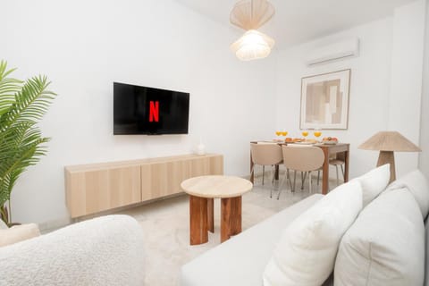 TV and multimedia, Living room, Seating area, Dining area, Evening entertainment