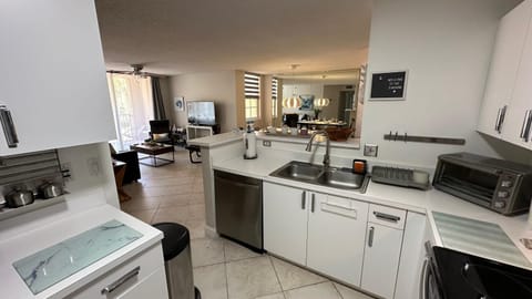 Deluxe Yacht Club Condo Near the Beach Apartment in Aventura