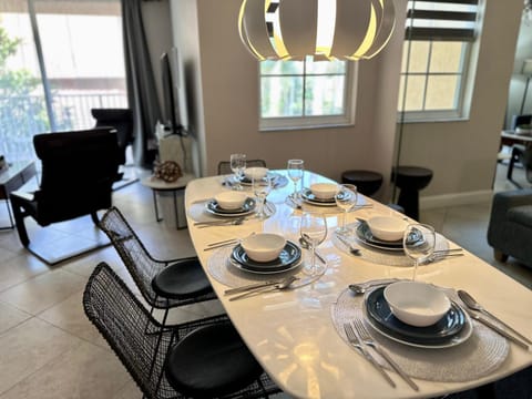 Deluxe Yacht Club Condo Near the Beach Apartment in Aventura