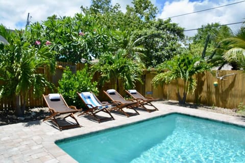 Patio, Day, Natural landscape, Garden, Swimming pool, sunbed