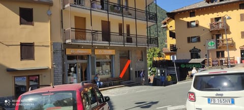 Neighbourhood, Location