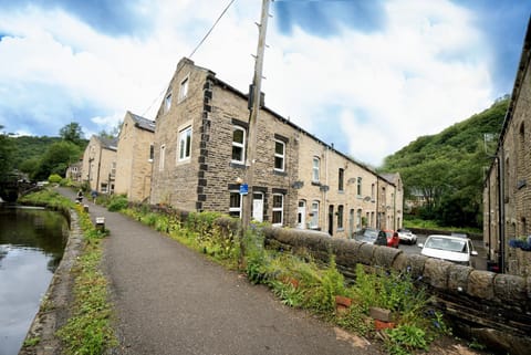Hebden Bridge Haven - Stylish, Cosy, Canal Side, Pet Friendly House in Hebden Bridge