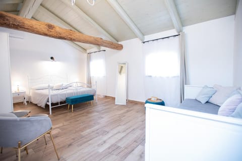 Bed, Living room, Photo of the whole room, Seating area, Bedroom