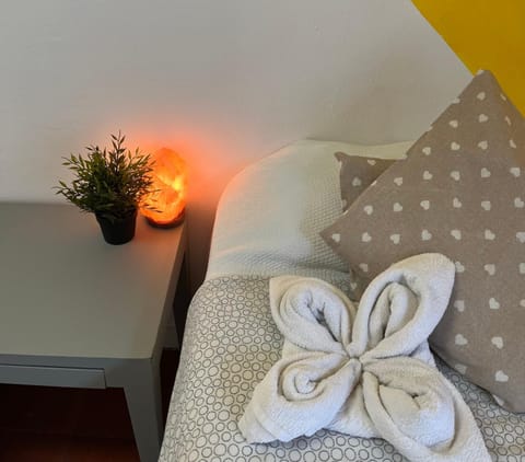 Bed, Photo of the whole room, Bedroom, towels