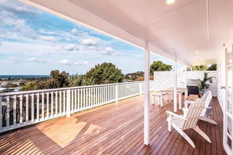 The Shack - Sunny Beach House Sweeping Water Views House in Bicheno