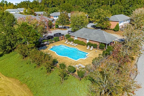 Seasonal Pool Access and Patio Auburn Getaway! House in Auburn