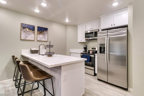 Fast WiFi and Free Parking Cozy Fontana Apartment Apartment in Rancho Cucamonga