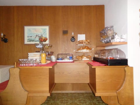 Continental breakfast, Buffet breakfast