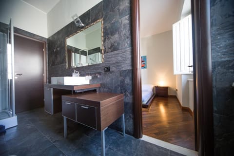 Day, Bathroom
