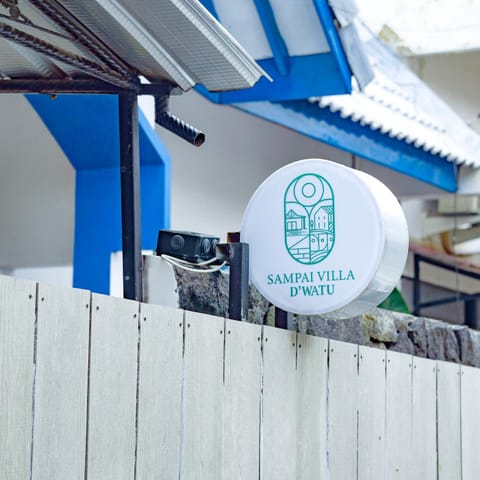 Property building, Facade/entrance, Day, Logo/Certificate/Sign