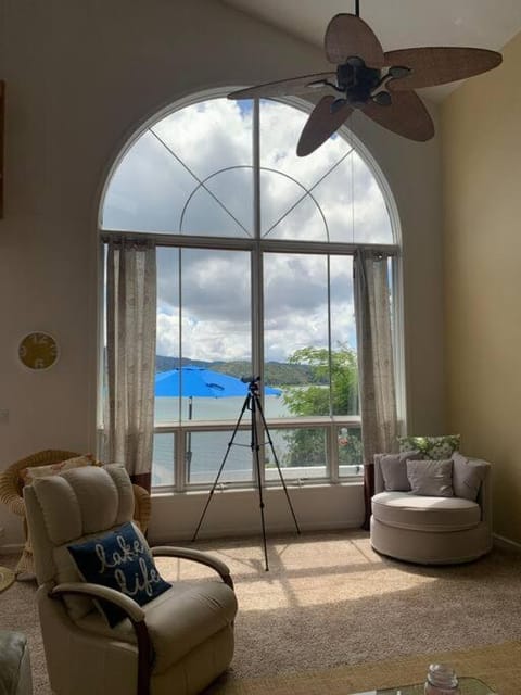 Glenhaven with Exotic Lake View House in Glenhaven