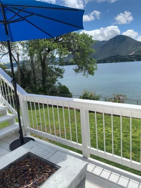 Glenhaven with Exotic Lake View House in Glenhaven