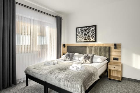 Bed, TV and multimedia, Balcony/Terrace, Balcony/Terrace, Photo of the whole room, Bedroom, City view, soundproof, towels