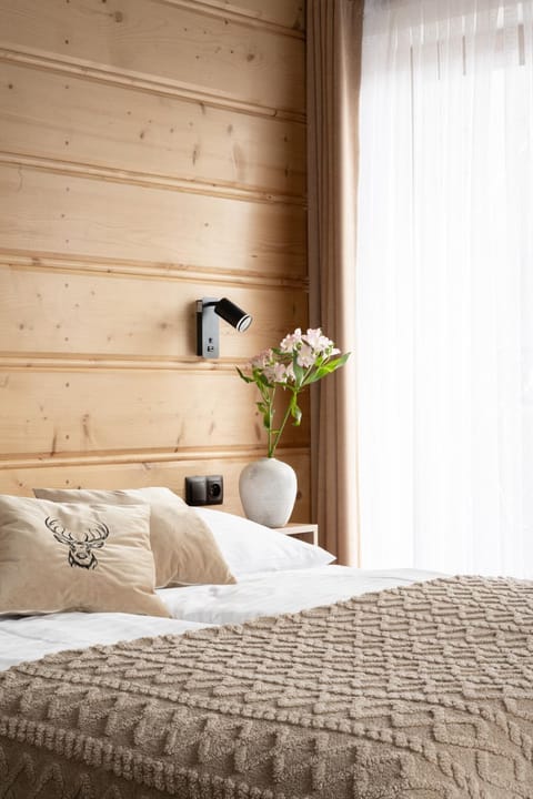 Bed, Photo of the whole room, Decorative detail, Seating area, Bedroom, heating, internet