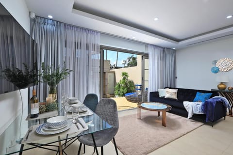Living room, Photo of the whole room, Seating area, Dining area