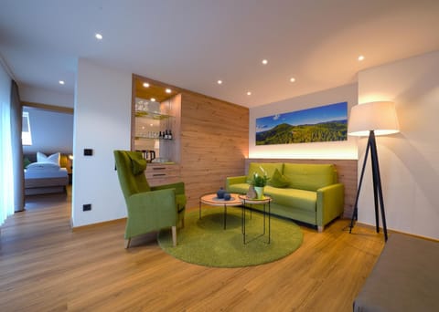 Photo of the whole room, Seating area