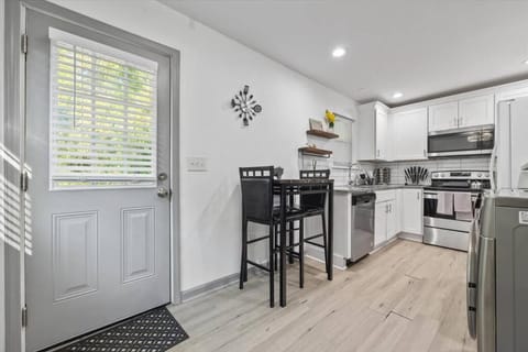 Modern Comforts with 4BD-3BR Sleeps 8 House in Atlanta