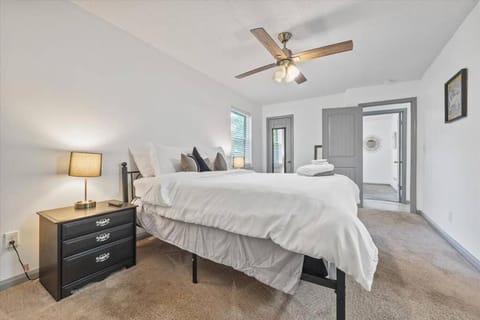 Modern Comforts with 4BD-3BR Sleeps 8 House in Atlanta