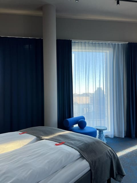 Bed, Seating area