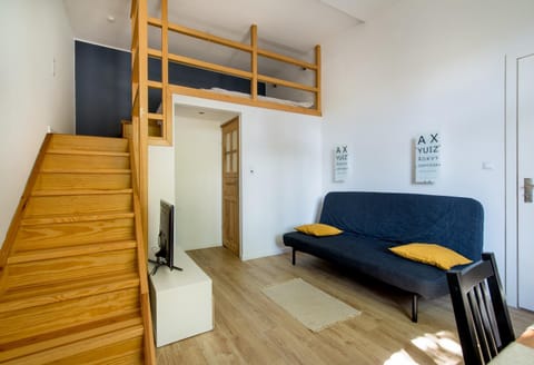 Living room, Seating area, bunk bed