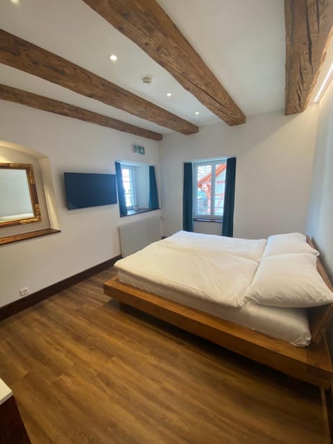 Bed, TV and multimedia, Photo of the whole room, Bedroom