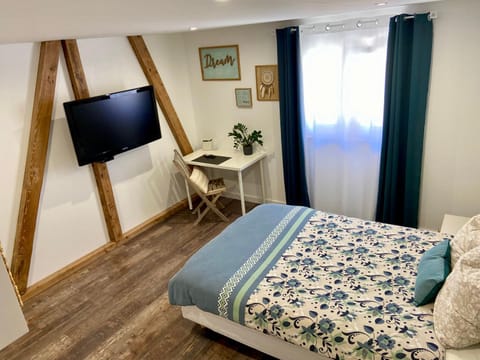 Bed, TV and multimedia, Photo of the whole room, Bedroom
