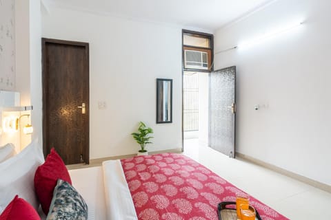 Facade/entrance, Bed, Bedroom, furniture, air conditioner