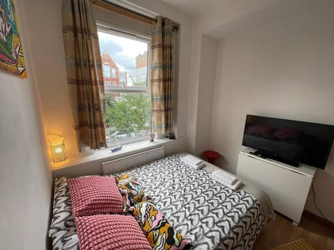 Bed, TV and multimedia, Bedroom