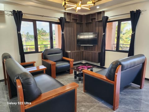 Communal lounge/ TV room, TV and multimedia, View (from property/room), Living room, Seating area, Evening entertainment