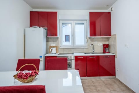 Kitchen or kitchenette, Dining area, pet friendly, stove
