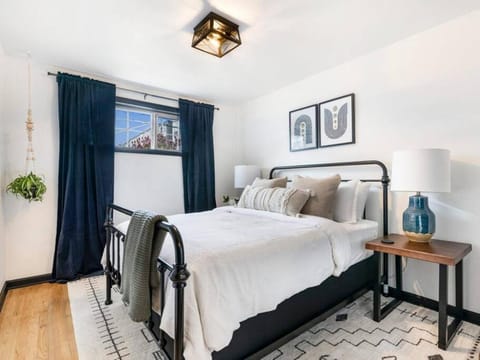 Picture Perfect Bungalow in the heart of DT Vancouver House in Vancouver