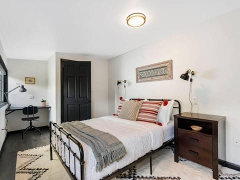 Picture Perfect Bungalow in the heart of DT Vancouver House in Vancouver