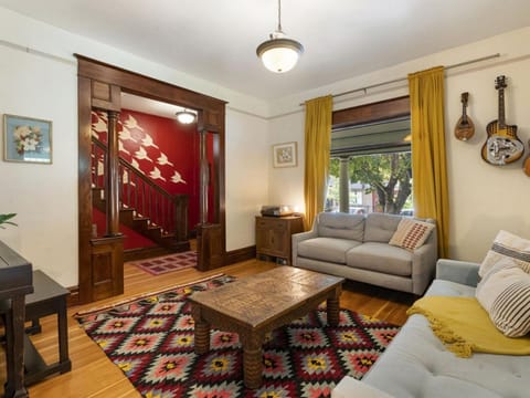 Art Deco Oasis - Stylish 2BD with Den, Office, Garden and Dip Pool House in Vancouver