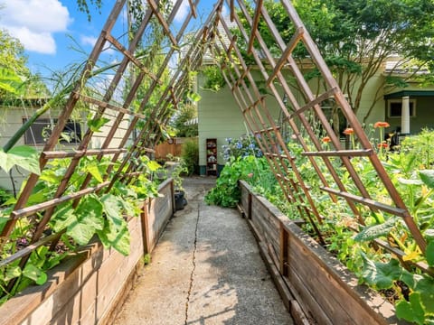 Art Deco Oasis - Stylish 2BD with Den, Office, Garden and Dip Pool House in Vancouver