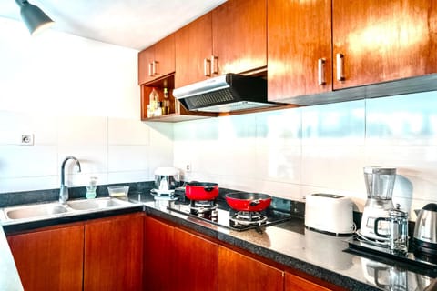 Coffee/tea facilities, Kitchen or kitchenette, stove, toaster